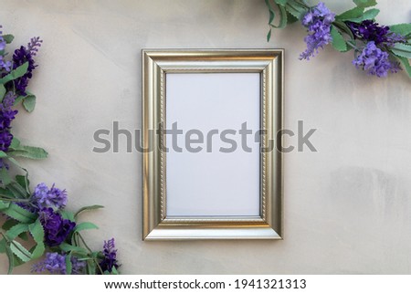 A top view of the golden photo frame with artificial lavender flowers