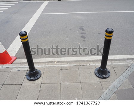 sidewalk dividers between pedestrians and motorbikes