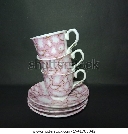 The small stacked cups are white pink. This cup looks very beautiful and unique. Including antique and fragile items.