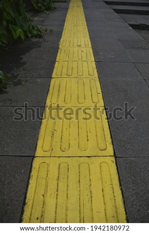 yellow line or yellow lane installed on the pedestrian body is to make it easier for people with disabilities to access special pedestrian paths.