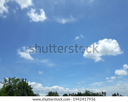 Scenes of nature and thick clouds in the sky during the day,  the sky is full of clouds, during the day, it looks bright, the wind forms like white cotton, beautiful above the sky, sun white, storm, s