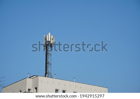 A large antenna on top of a gray building