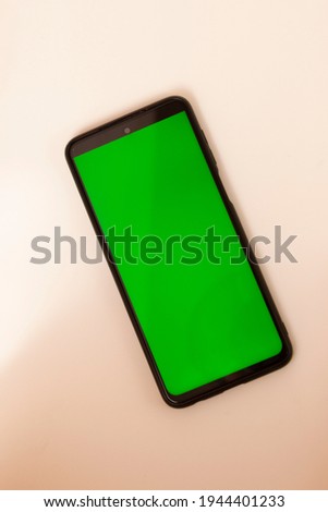 smartphone móvil  with green screen.