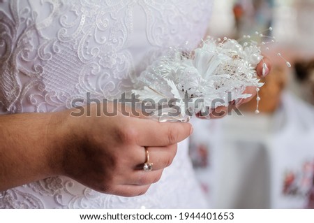 Boutonniere in the hands of the bride