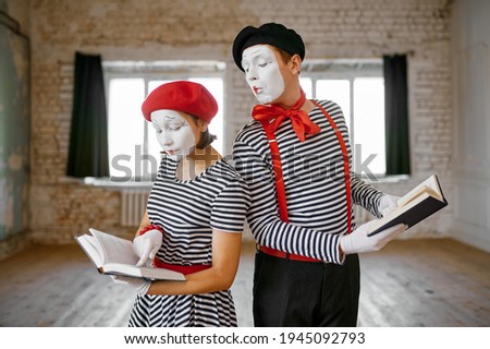 Mime artists, scene with books, student parody