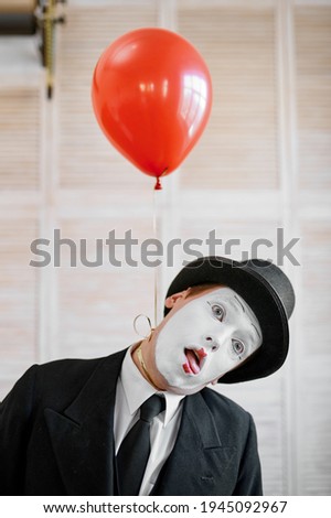Mime artist, strangulation with air balloon