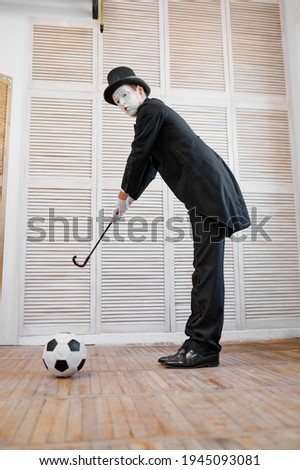 Mime artist, gentleman with the cane, golf parody