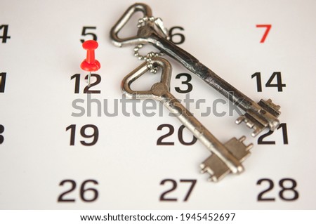 The keys to the apartment and calendar