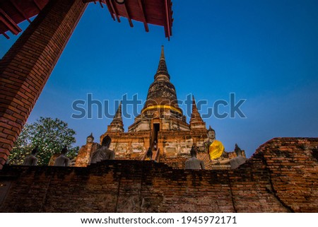 Background of old Buddha statues in Thai religious attractions in Ayutthaya Province, allowing tourists to study their history and take public photos.