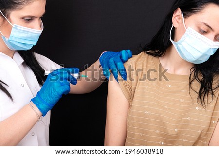 the doctor is vaccinating against the corona virus, to prevent the outbreak of the corona virus