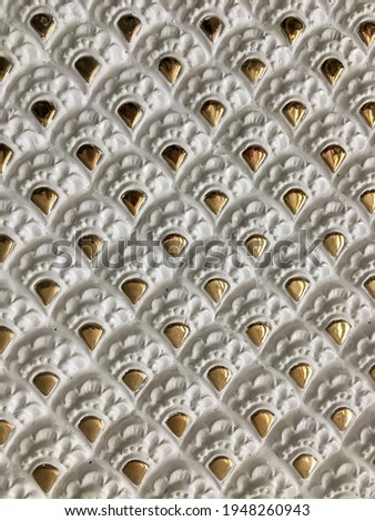 White and gold wall pictures with beautiful patterns, white wall wallpapers.