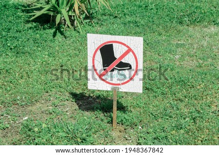 Round sign Do not walk on the grass. Prohibiting sign in the park for the conservation of lawns.