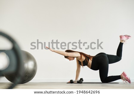Pregnant on the floor. Do exercises for pregnant women. Pregnant on fitball.