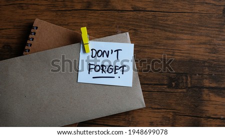 Don't forget message concept written post it on notebook.