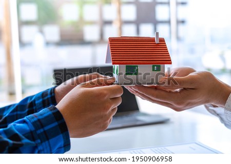 Agent broker is delivering keys and model homes to real estate clients. In order for the customer to sign a contract according to the agreement Official house trading ideas.