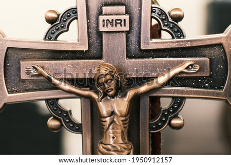 A close up picture about the metal statue of Jesus Christ.