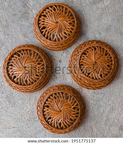 Practical dinner plate made of rattan with neat woven.  Suitable for on vacation or for use at home.
