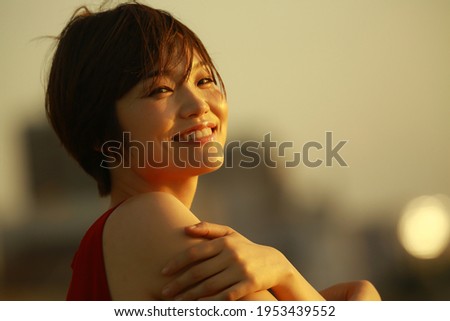 Image of a female portrait looking at the sea 