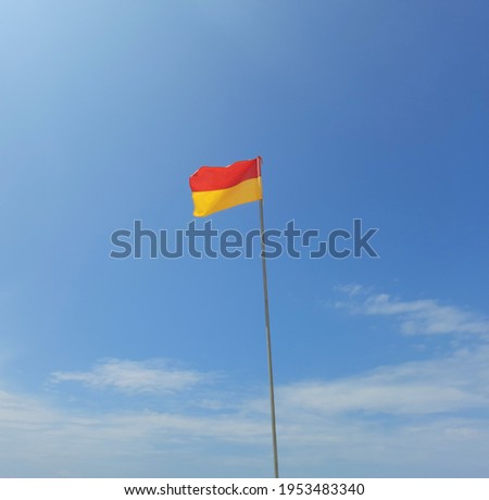 a beach flag with sky background