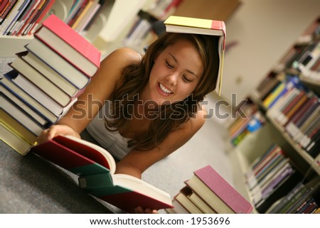 A young woman in the library reading