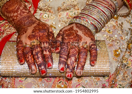 Henna pattern on the hands of a bride 