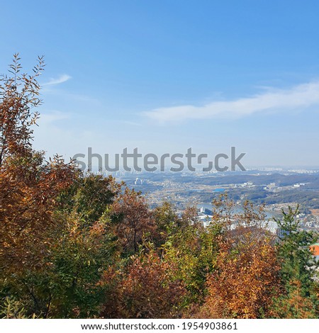 A picture of the mountains in autumn