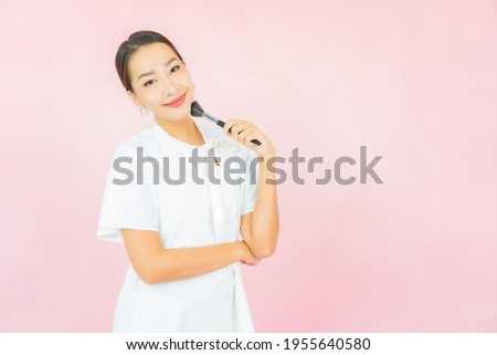 Portrait beautiful young asian woman with make up brush cosmetic