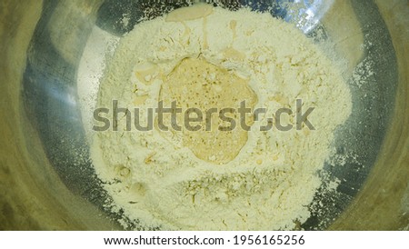 Dissolve yeast, starter yeast, bubbling instant yeast in a metal bowl filled with flour, hefe, maya