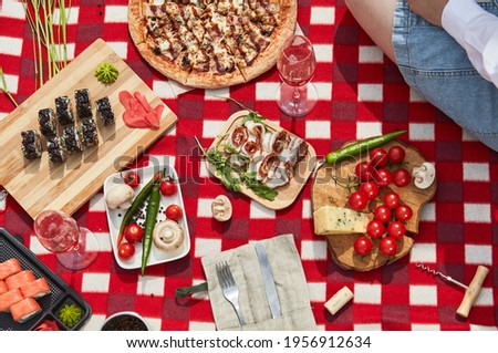 picnic in summer with tomatos and pizza