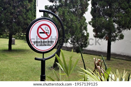 A sign warning not to smoke in the park area