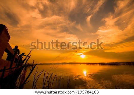 Freshwater lake in the evening sunlight Beautiful. The lifestyle