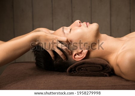 Men are having a head massage. Royalty-Free Stock Photo #1958279998