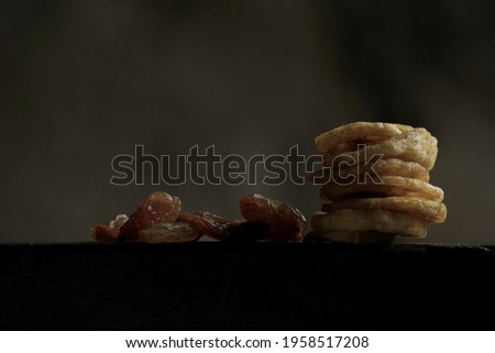 A picture of a beautiful banana chips and Raisins                            
