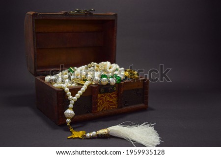 jewelrys in the vintage chest