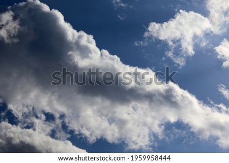 The clouds in the blue sky float beautifully