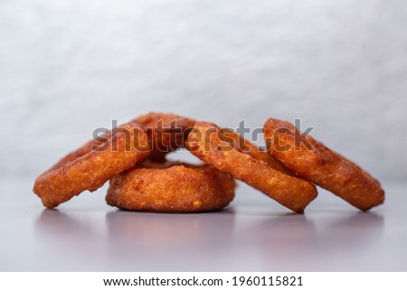 onion rings to beer on a gray background.