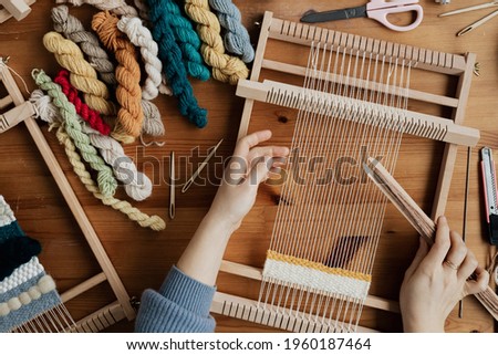 make a woven cloth with simple tools