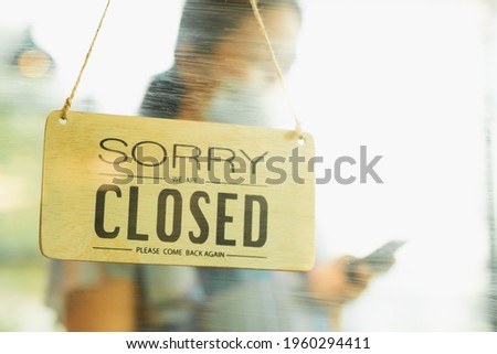 Business woman in a vintage style cafe Along with the shop closing signs during the virus pandemic
