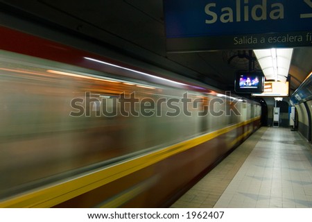 subte - Metro is arriving in buenos aires subway station