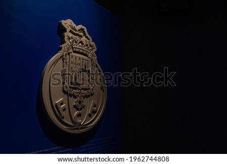 A picture of the logo of F. C. Porto, taken inside its museum (FC Porto Museum).