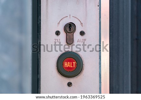 "auf" "zu" "HALT" German Stop button with a key hole