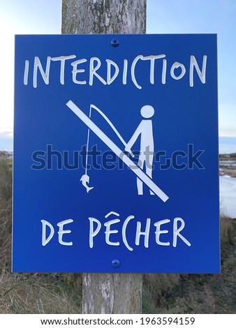 Sign saying "No fishing" in French