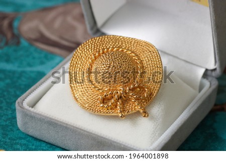 Beautiful lady's straw hat shaped golden brooch