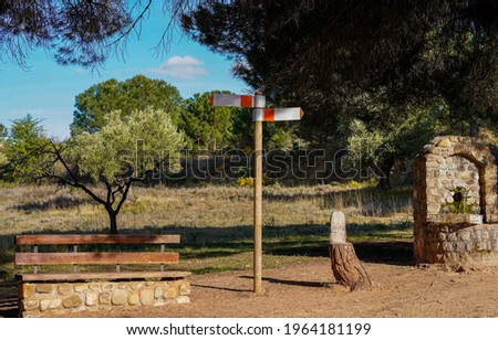 Wooden and aluminum signpost with an arrow, for mountain routes or visitation areas in recreational areas.