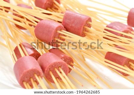 Lifehack; Spaghetti used as skewers with hot dog 