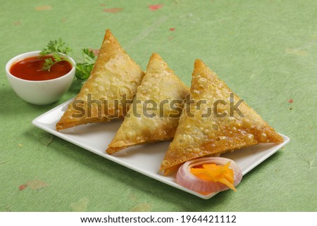 Samosa desi bangladeshi Indian fast food,A Beautiful Picture of Samosa Spicy smosa iftaari dish Vegetarian samosa