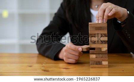  Arrange the wooden blocks stacked on the table. Construction business risk concepts For a successful business growth process