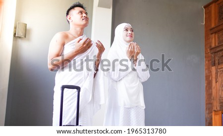 Muslim families pray for go to Umrah