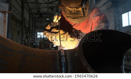 professional welder welds pipeline du300 for plant enterprise