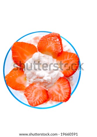 Cottage cheese in glass with cream and berries